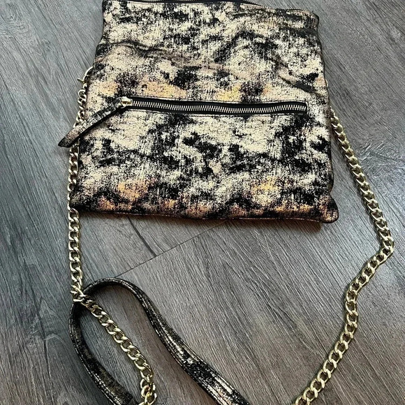 Kelly Wynne Black & Gold Fold-Over Bag - Picture 10 of 15